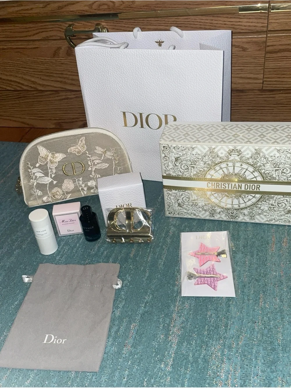 DIORNew Beauty Pouch Embroidered Butterflies and. Cd Metal Hair Clips and Many M